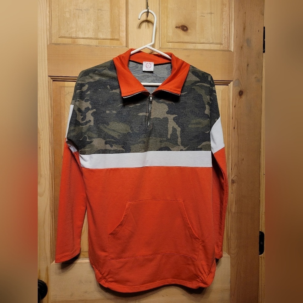Wanna B Camo Coral top 1/4 Zip with kangaroo pocket and collar womens size small